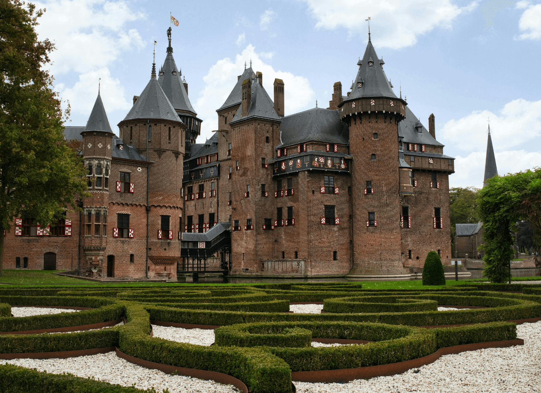 Visit De Haar Castle near Boutique Mother Goose Hotel (QL) – Utrecht, The Netherlands